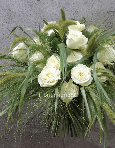 Bouquet di fiori  bianchi e graminacee
